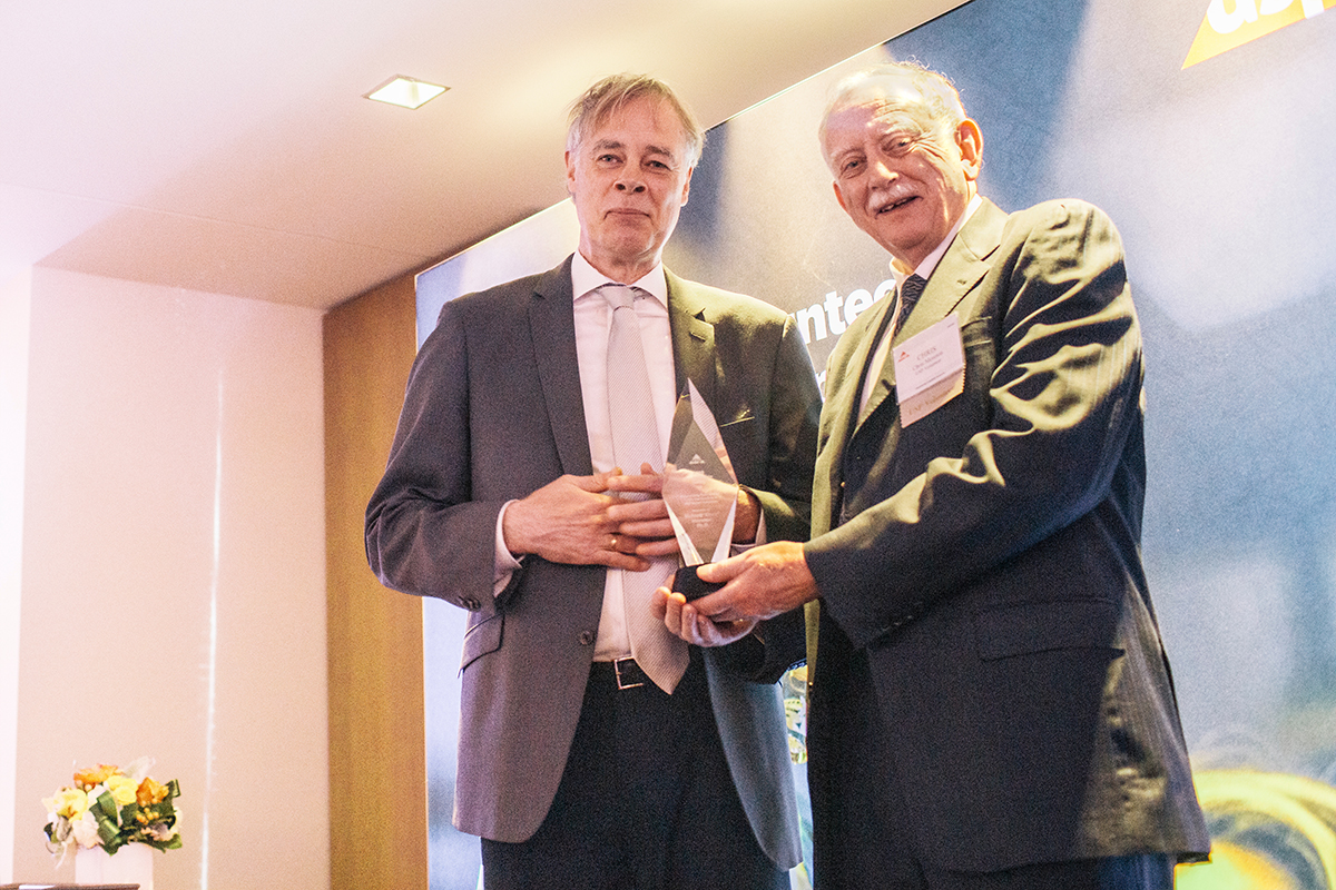 Chris Moreton, Ph.D., accepting the 2018 USP Jacob Bigelow Award